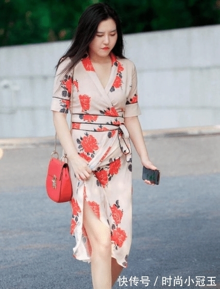 收腰 收腰开叉连衣裙,精致大方,更显美丽芳华