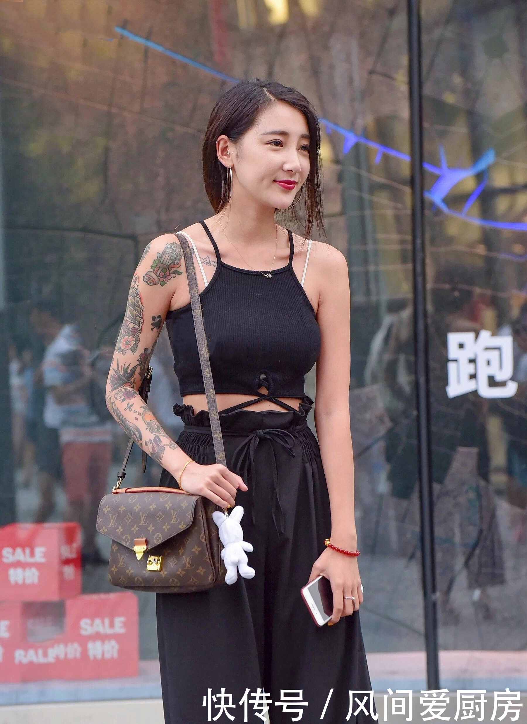 街拍:身材壮实的小姐姐身穿黑色吊带背心,显瘦又显优雅淑女气质