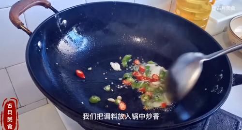  分享|风味美食炒凉粉做法，小窍门分享给你，口感Q弹不易碎，你会了吗