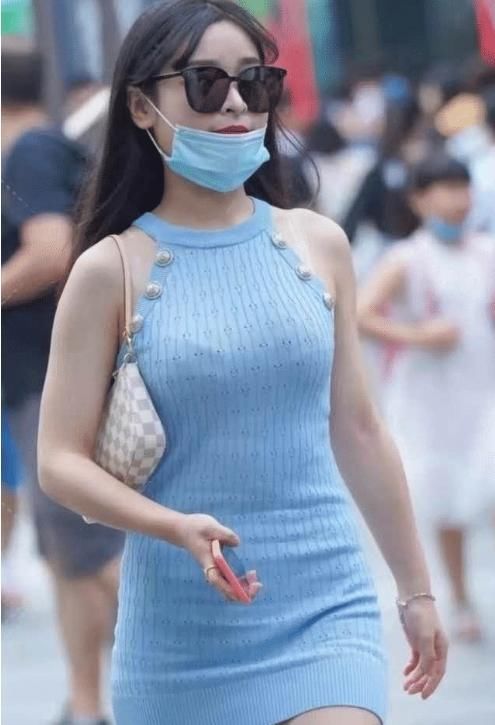 天蓝色紧身裙+水晶小高鞋跟，高挑感，尽显优雅婉约气质