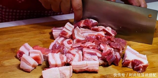 冰箱里拿出的冻肉,最忌直接加水泡,教你一招,吃着跟鲜肉一样