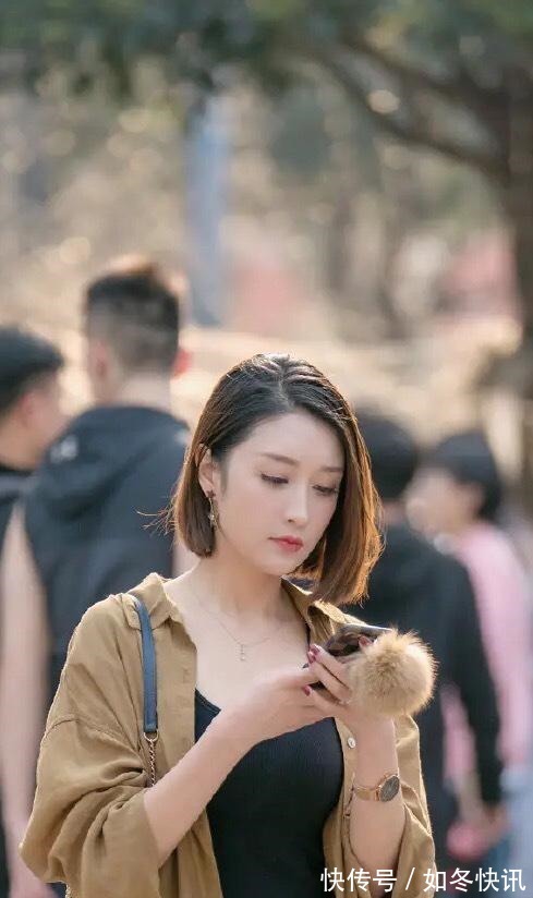 衬衫 紧身牛仔裤搭配卡其色衬衫,俏皮可爱又清新,穿出曼妙曲线!