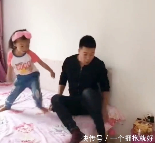 表情|妈妈套路太深,把爸爸和女儿都坑了,俩人的表情真好玩