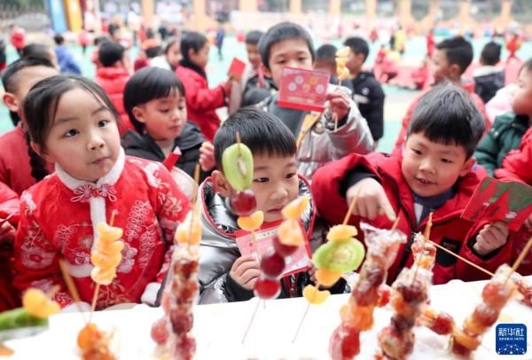 四川省华蓥市杜家坪幼儿园！萌娃逛“庙会” 迎新年