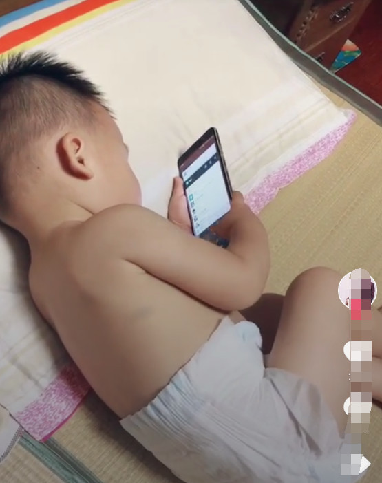 老爸|一岁宝宝偷玩老爸手机,爸爸洗澡回来,看到后吓一跳