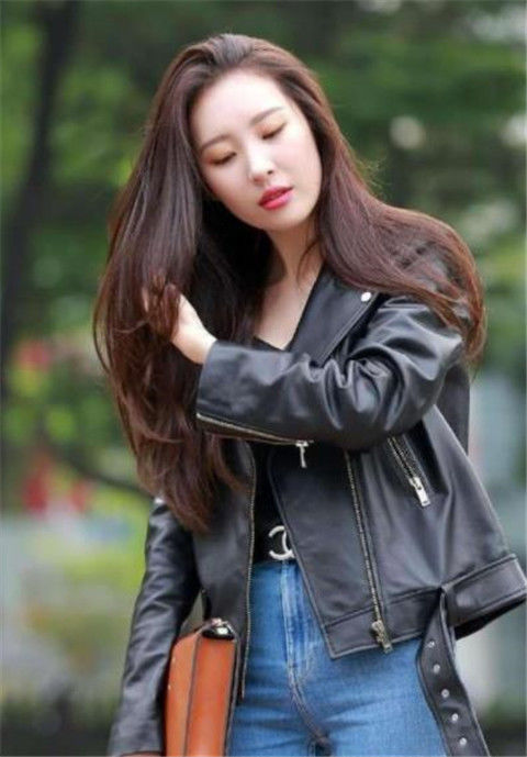 街拍美女皮衣配紧身牛仔,长发披肩,干脆利落