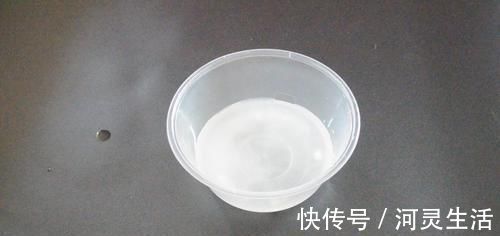 塑料打包盒不要扔, 放在卫生间里有大用处, 能帮家里省下不少钱