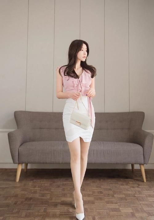 这么好看的粉色吊带衫，不给自己来一件吗