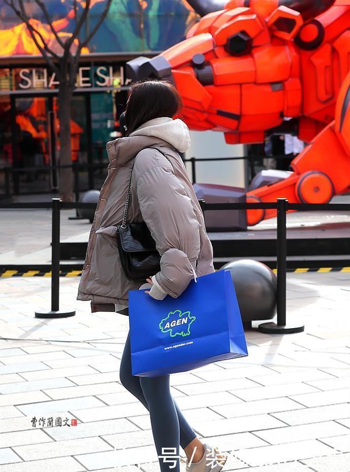 冬末春初,打底裤的用场很大,美女搭配打底裤有技巧、有心得