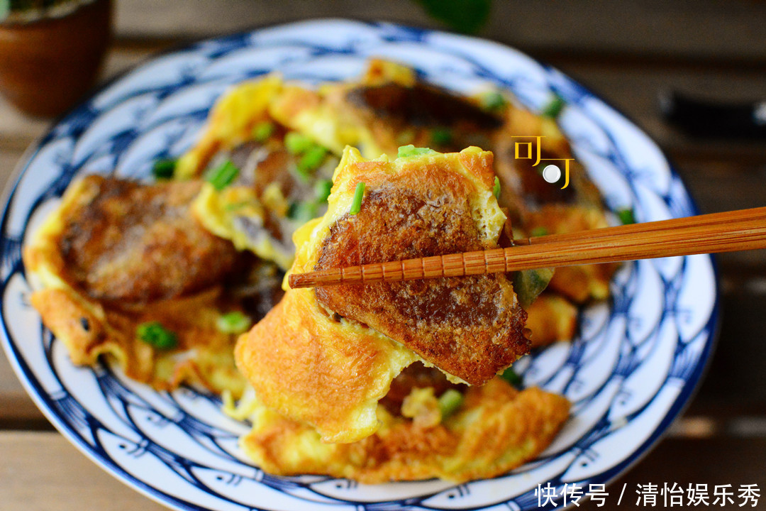  根葱|家里的粽子别再蘸糖吃了，换个吃法，2只鸡蛋1根葱，煎一煎太香了