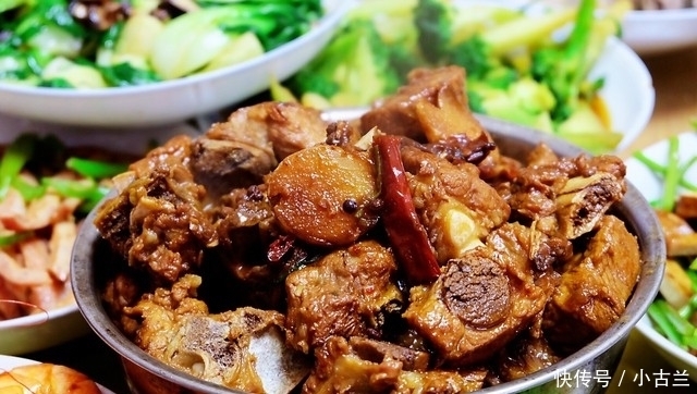 在娘家聚餐,弟媳妇做了一大桌子菜招待,样样都好吃,亲友全点赞