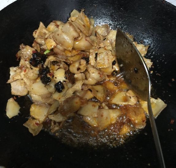 炒回锅肉，肉焯水后直接下锅炒就错了，厨师教一招，香嫩好吃不油
