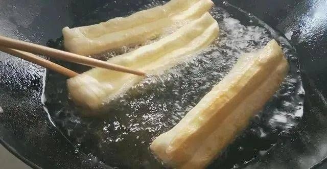 冰藏|教你做老式炸油条,不用发面的老配方,吃出小时候的味道,真好吃