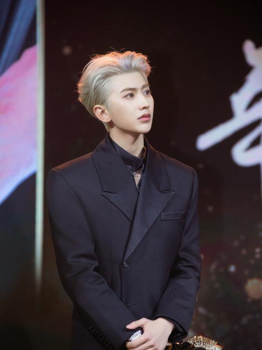 蔡徐坤惊现真人秀《婆婆和妈妈》，出场方式引网友热议