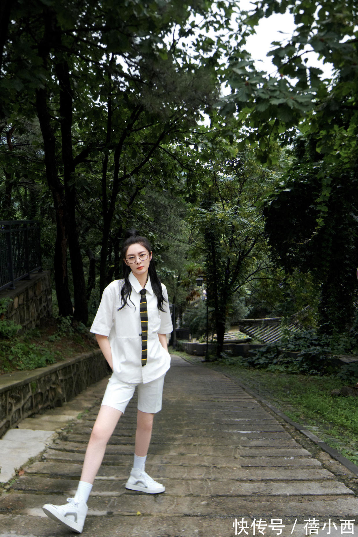 清冷|傅菁真是清冷美人,穿斑马纹上衣配长裤,又美又飒太有女强人气场