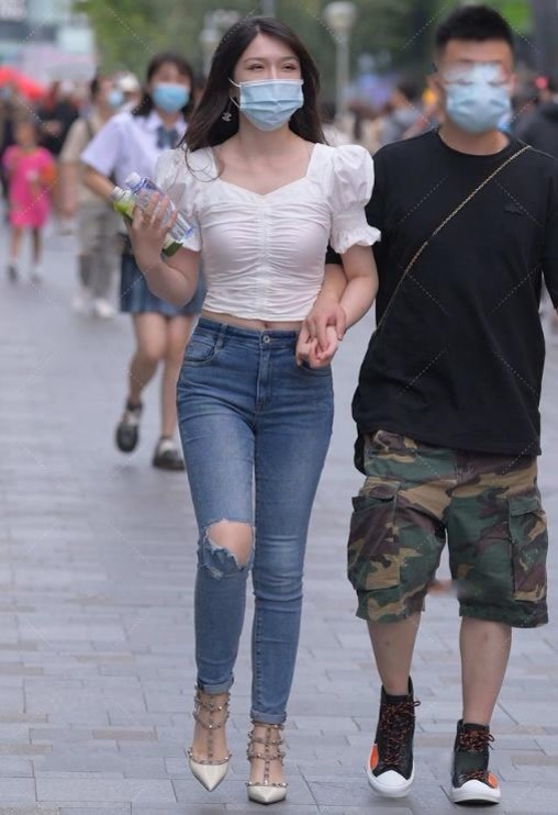 穿搭 墨绿色的无袖上衣,搭配黑色九分裤,整体给人简单清爽利落感觉