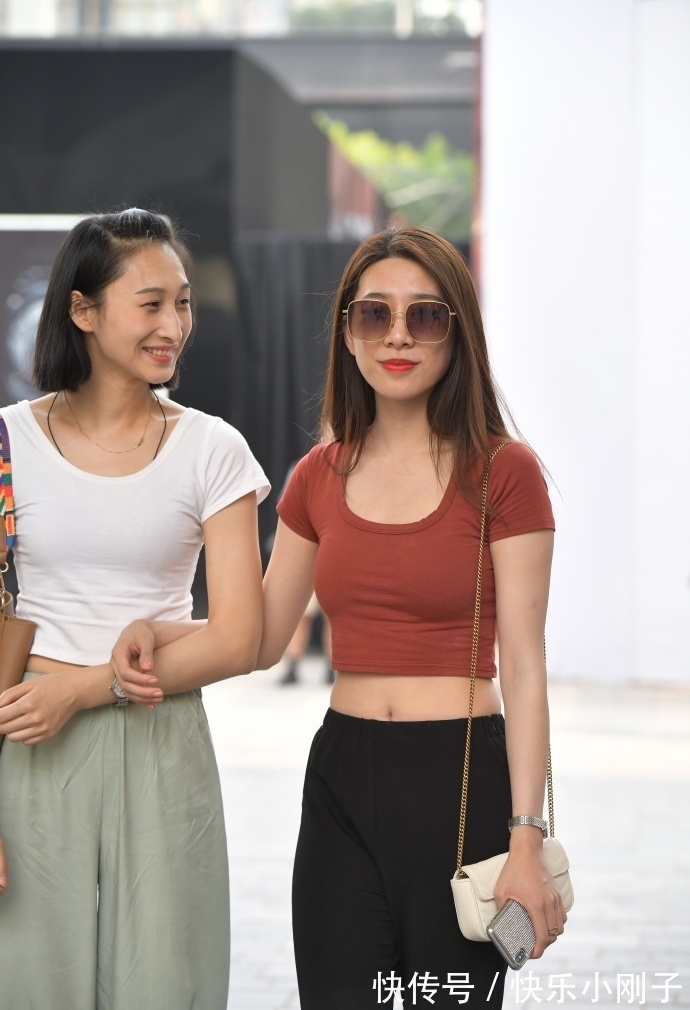 休闲风|休闲风的拖地裤穿搭,既显身材又有气质,轻松展示个人时尚气质