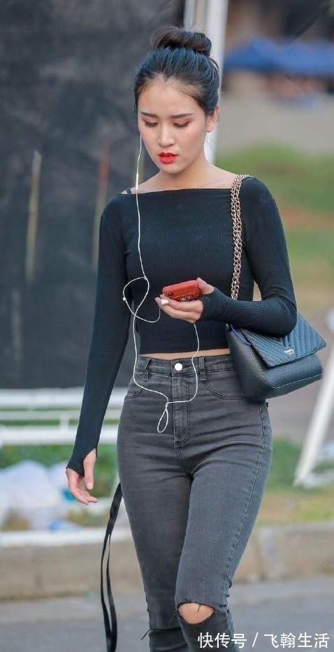 小姐姐|一字肩打底衫搭配烟灰破洞裤，身材好颜值高，妥妥的美少女