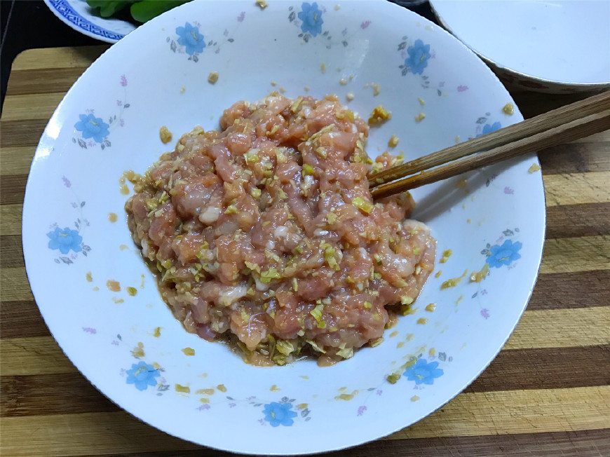 鲜美|青椒别再炒肉丝了，换个做法，咬一口，香辣鲜美，米饭都多吃一碗