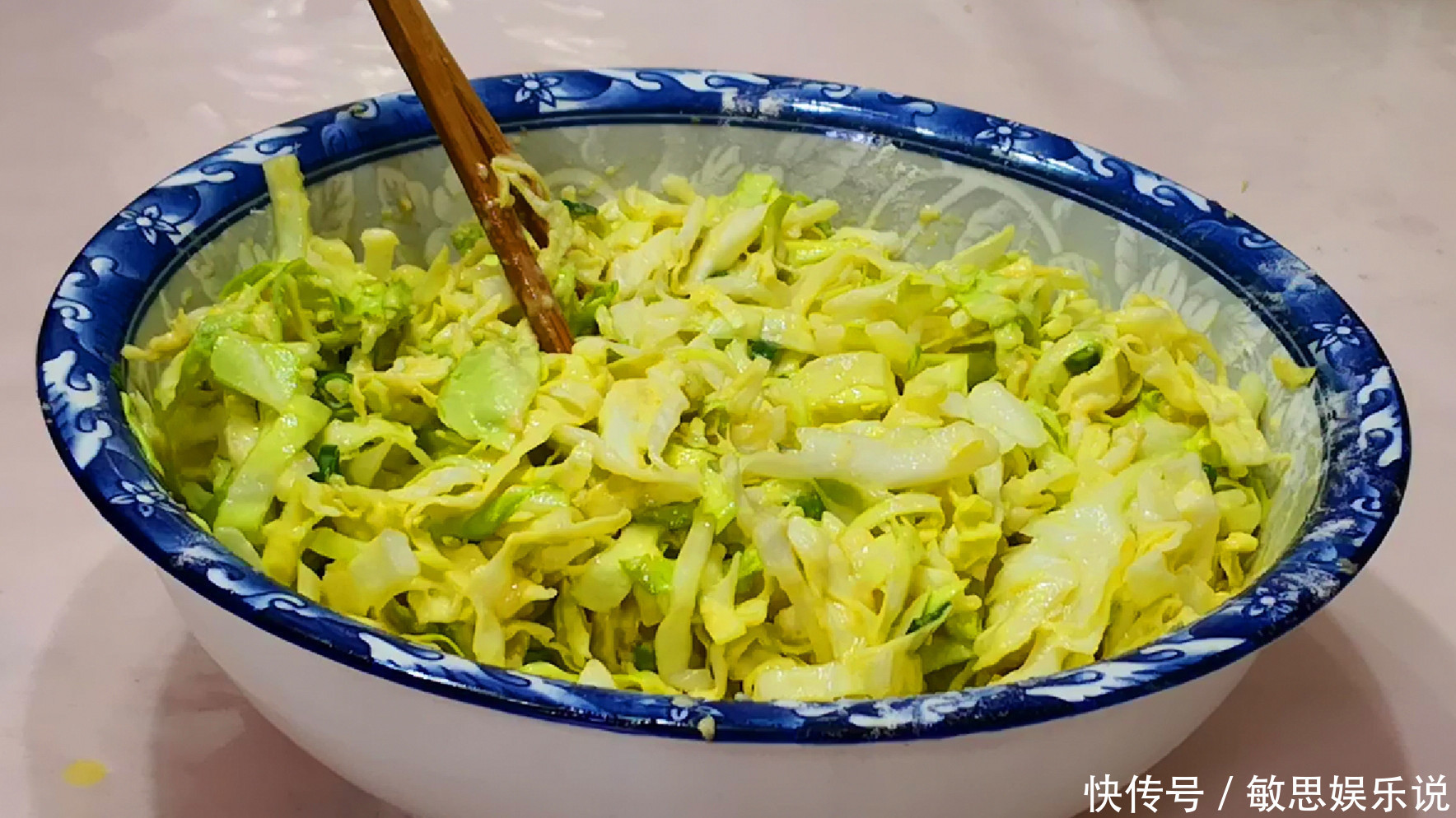 鸡蛋|夏天,包菜别再炒着吃,加2个鸡蛋,出锅比肉还香,上桌瞬间扫光