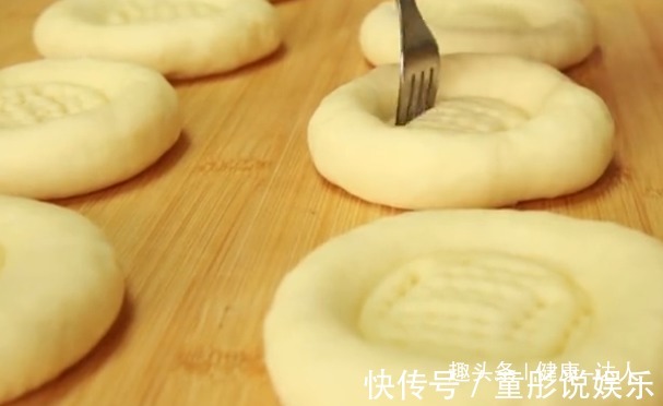 面粉不要蒸馒头了,做儿子爱吃的烤饼,杯子一压,比面包还好吃