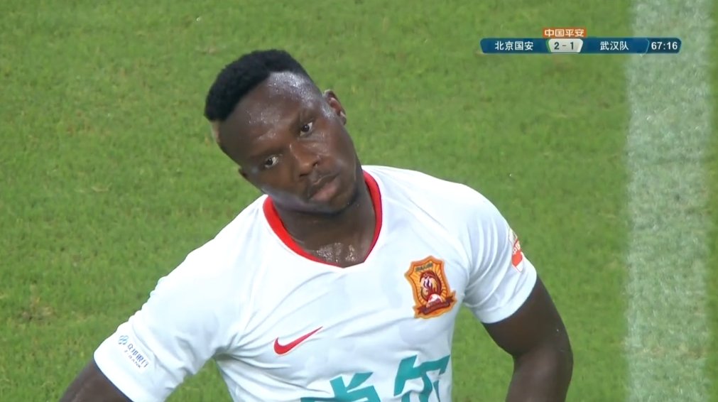 北京国安队|国安2-1！巴坎布双响很愉快！李霄鹏一脸懵逼，李金羽翘着二郎腿