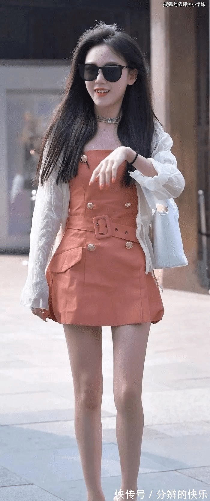 |搞笑段子：早上我冲进办公室，差点撞到老板陪同的女士