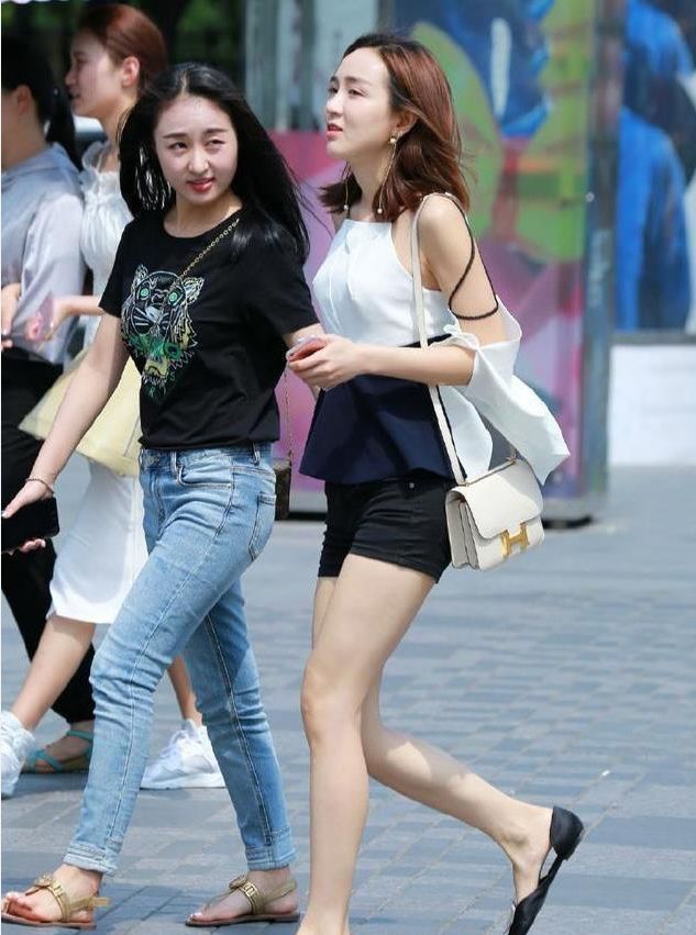 街拍:丰腴轻熟女穿衬衣搭皮裙,勾勒凹凸有致完美曲线