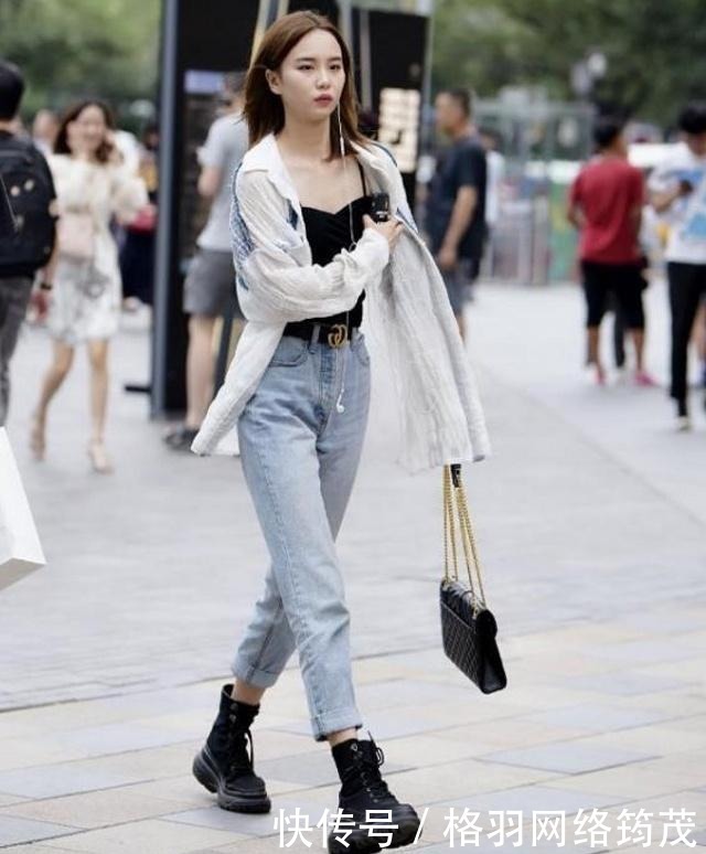 路人街拍,黑色的连衣裙优雅大方,显出一种唯美而又休闲的味道