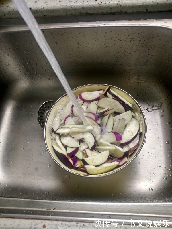 炒茄子先放油是大错特错，大厨教你1招，茄子不吸油还香嫩