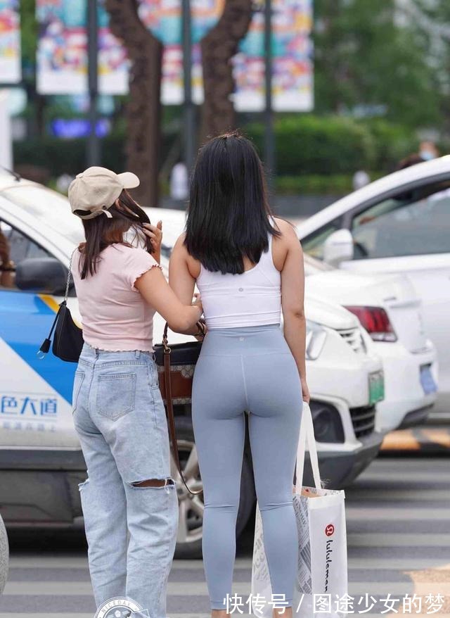 穿搭方式 打底裤小姐姐穿出时尚美感,展现出时尚美观的魅力,更加漂亮