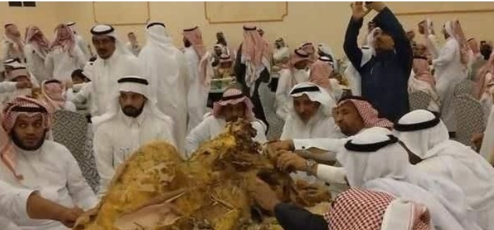 人竟吃自己国家|迪拜土豪那么有钱,聚会时吃些什么网友贫穷限制我的想象!