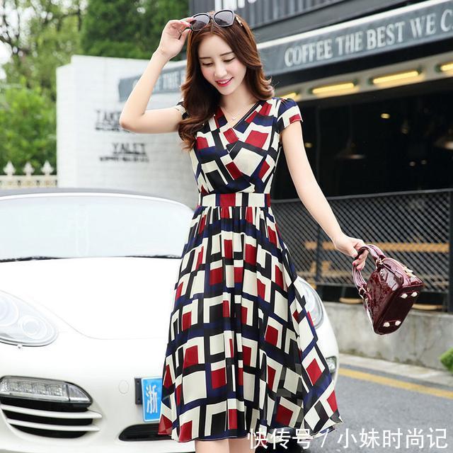 雪纺连衣裙 35岁的女人不能乱穿衣,这8款连衣裙才能衬托你高贵的气质