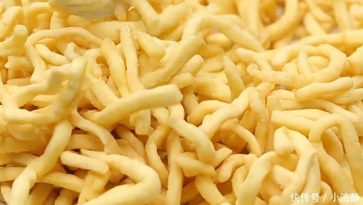 沙琪玛|1碗面粉2个鸡蛋,2分钟教你做沙琪玛,香甜松软,比买的还好吃