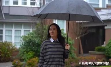 条纹|孟晚舟穿衣太有技巧,条纹衫搭修身西装裤,不“扮嫩”也不显老气