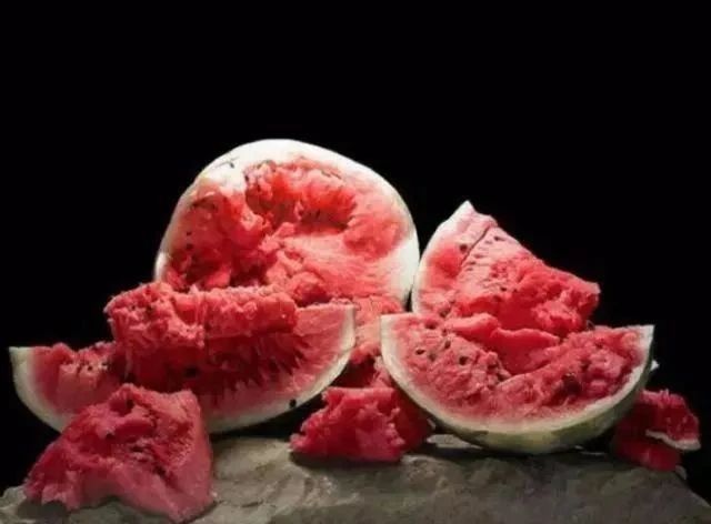 绘画家|大师运用超写实的创作手法,画沙瓤西瓜太逼真,美女忍不住想拿