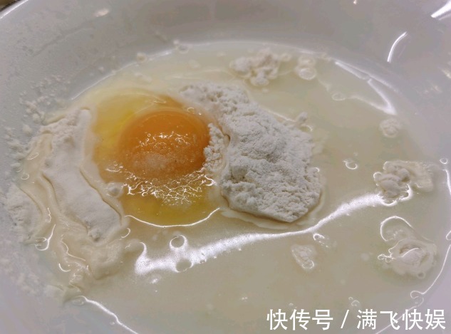 脱糊|炸小鱼时,用什么挂糊很重要,学会这个方法,出锅外酥里嫩,真香
