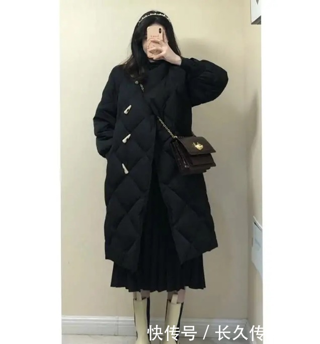 羽绒服配帆布鞋很好看,但今冬更流行搭这几双“靴子”,保暖显瘦