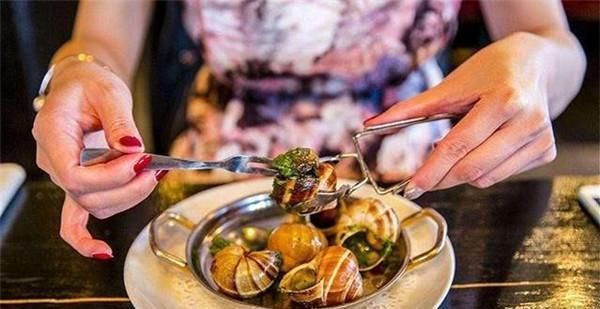 吃法式蜗牛,记住别向服务员要牙签,这种吃法是会被笑话的