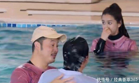 杨颖接受惩罚落入水中,抬起头时鼻子突然“变形”伸手救场都晚了