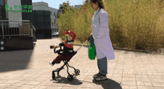 夹缝|当心！父母带娃出门常用的「遛娃神器」，可能会让孩子受伤