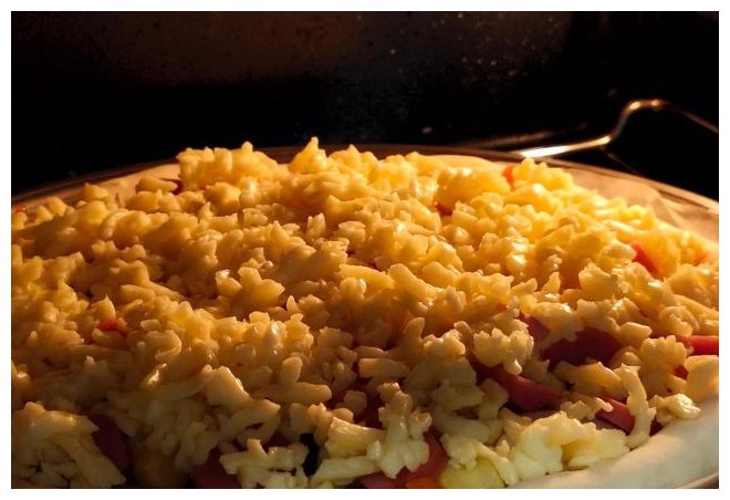 在家做披萨原来这么简单，学会再也不用叫外卖，底部酥脆咸香软糯