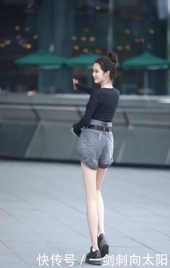 白净|时尚街拍很少见这么白净清纯的女孩子了