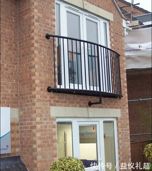 窗户|国外楼房真奇特,没阳台竟把窗户做成落地的,外面装护栏也是个招