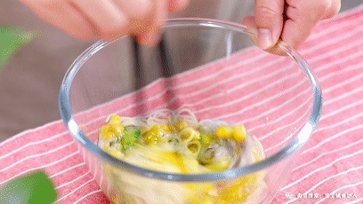 不加面粉的“盘丝饼”，娃吃的比谁都香！鲜嫩香甜又补钙