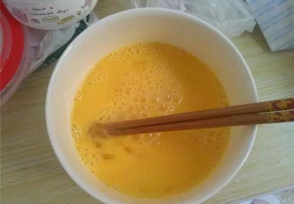 会让鸡蛋|蒸鸡蛋时,记住四个小窍门,蒸出来的鸡蛋鲜美嫩滑、无蜂窝