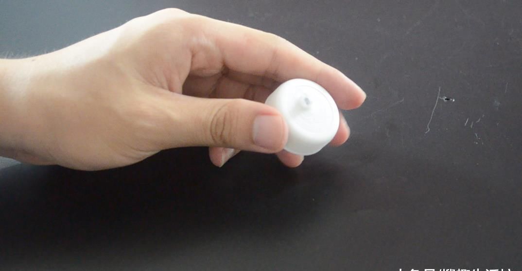 瓶盖上面戳一个洞, 没想到还有这个作用, 看完你会感谢我的