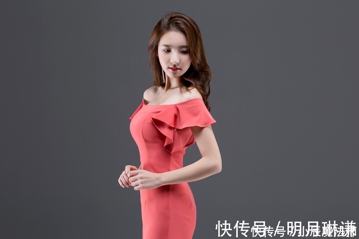 性感|美女穿搭:小姐姐爱穿紧身包臀裙,勾勒出女性韵味!