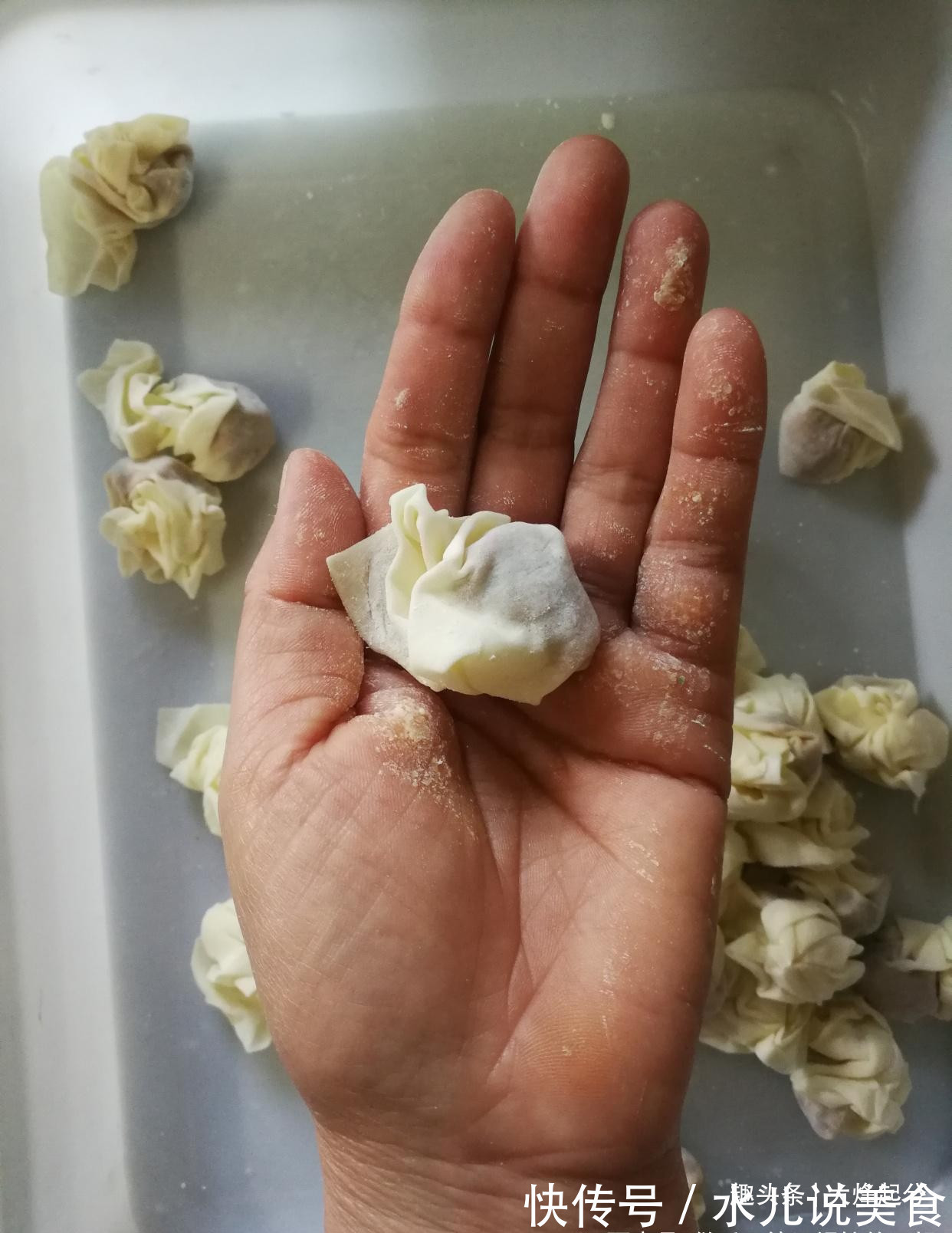 馄饨店主教你小馄饨的正确包法,简单易学,下锅煮后抱团不散