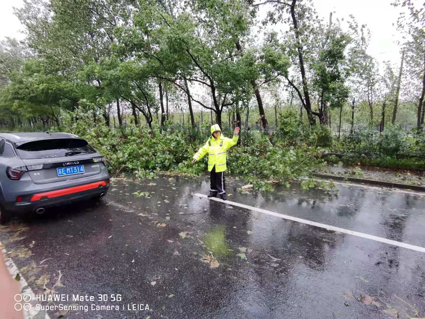 老年代步车深陷淤泥，他们冒雨合力将其救出|全力以赴 迎战“烟花” | 合力